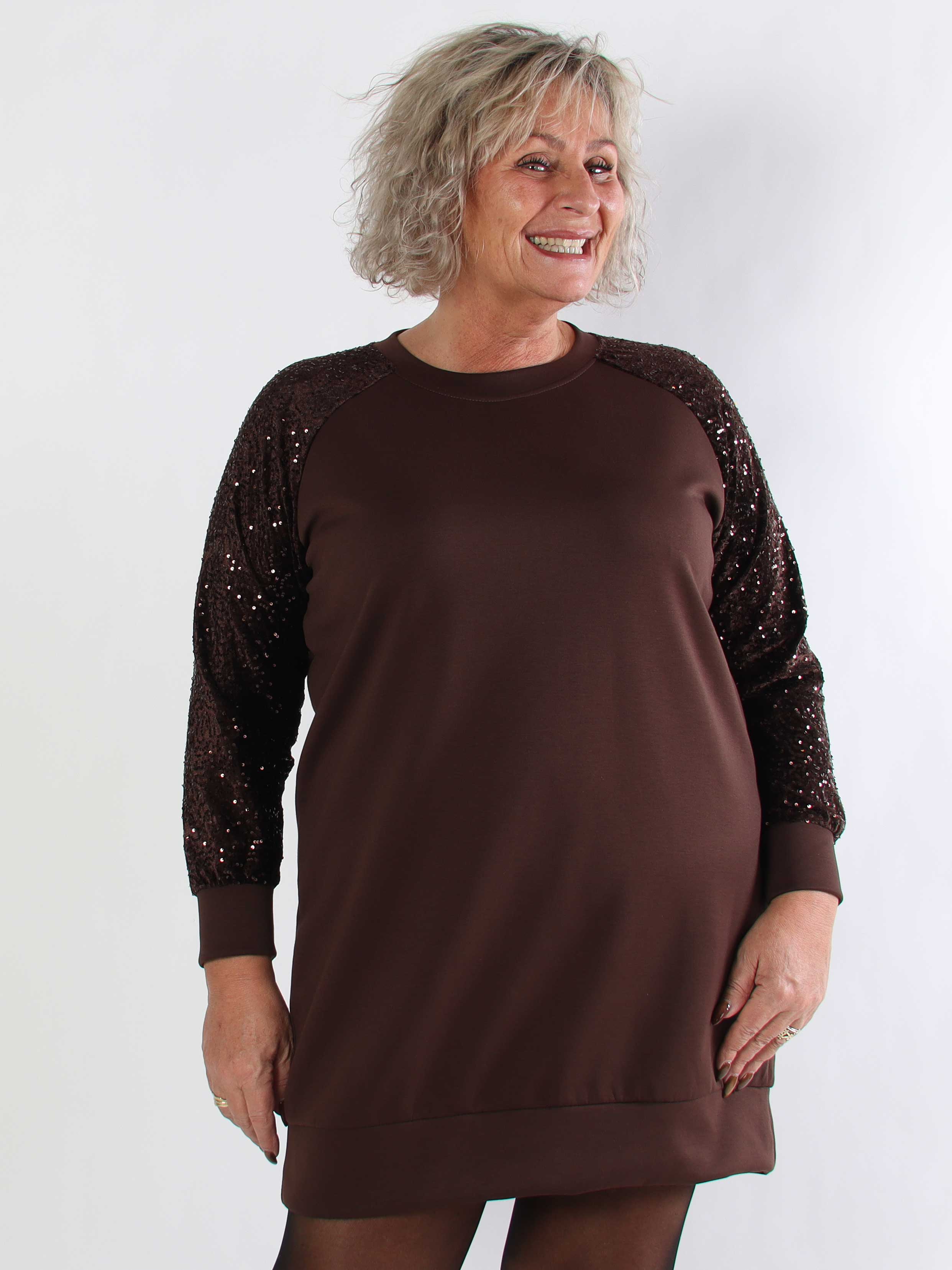 Parma - Plus size joggingkjole med pailletærmer